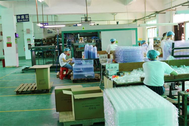 马形玩具吸塑包装车间